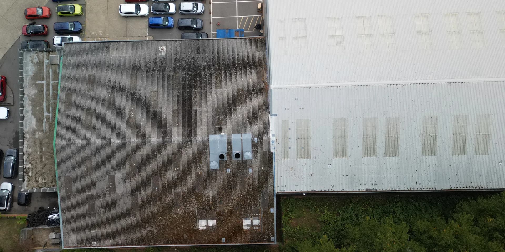 Top-down aerial plan of a whole roof with a flat section at the left and an adjoining white unit