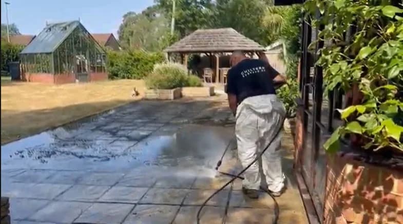 How to Clean Gravel Driveway With a Pressure Washer