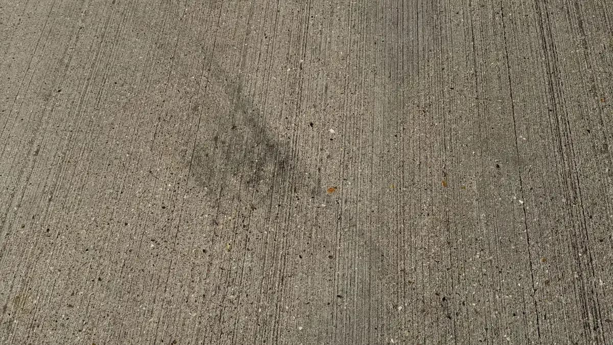 How to Remove Tyre Marks From a Driveway